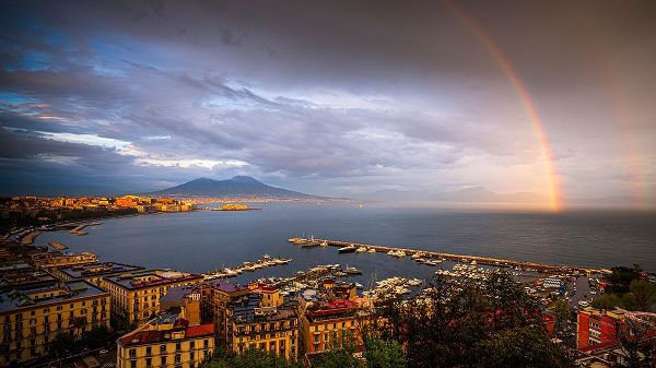 Jaynes Gallery 아티스트의 Europe-Italy-Naples-Overview of city and Mt-Vesuvius with rainbow작품입니다.